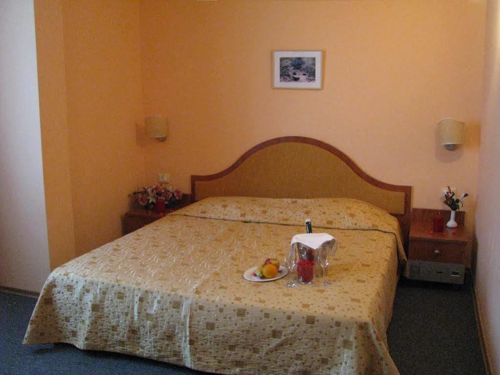 Terra Europe Brontes Hotel Targovishte  Exterior photo