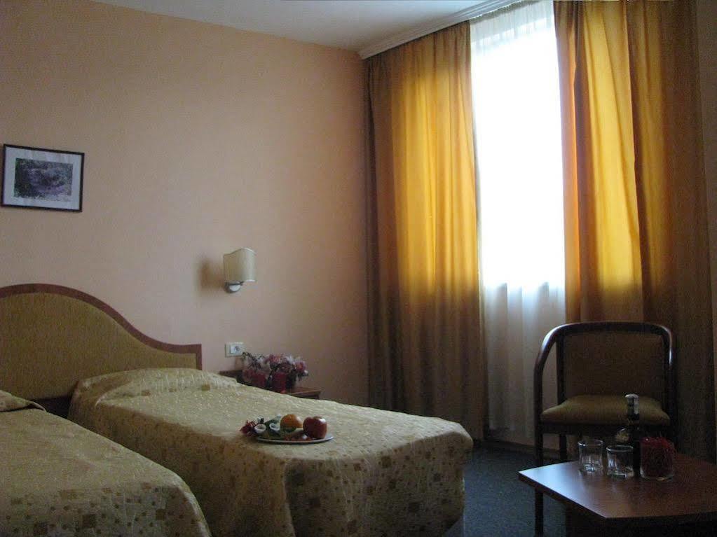 Terra Europe Brontes Hotel Targovishte  Exterior photo